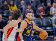 雷速体育-包含库里连续三场比赛得分超过惊险取胜，瑞士队挑战极限！的词条